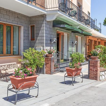 Hotel La Pergoletta SantʼAgata sui Due Golfi Dış mekan fotoğraf