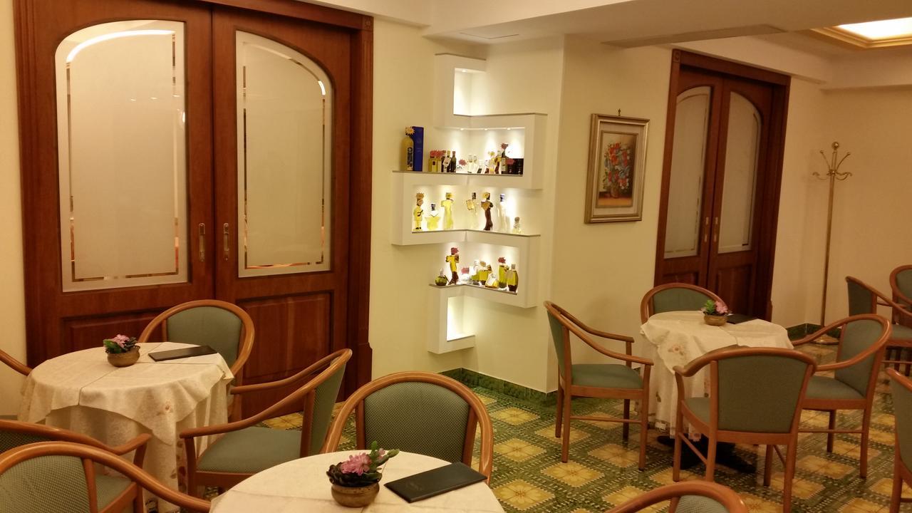 Hotel La Pergoletta SantʼAgata sui Due Golfi Dış mekan fotoğraf