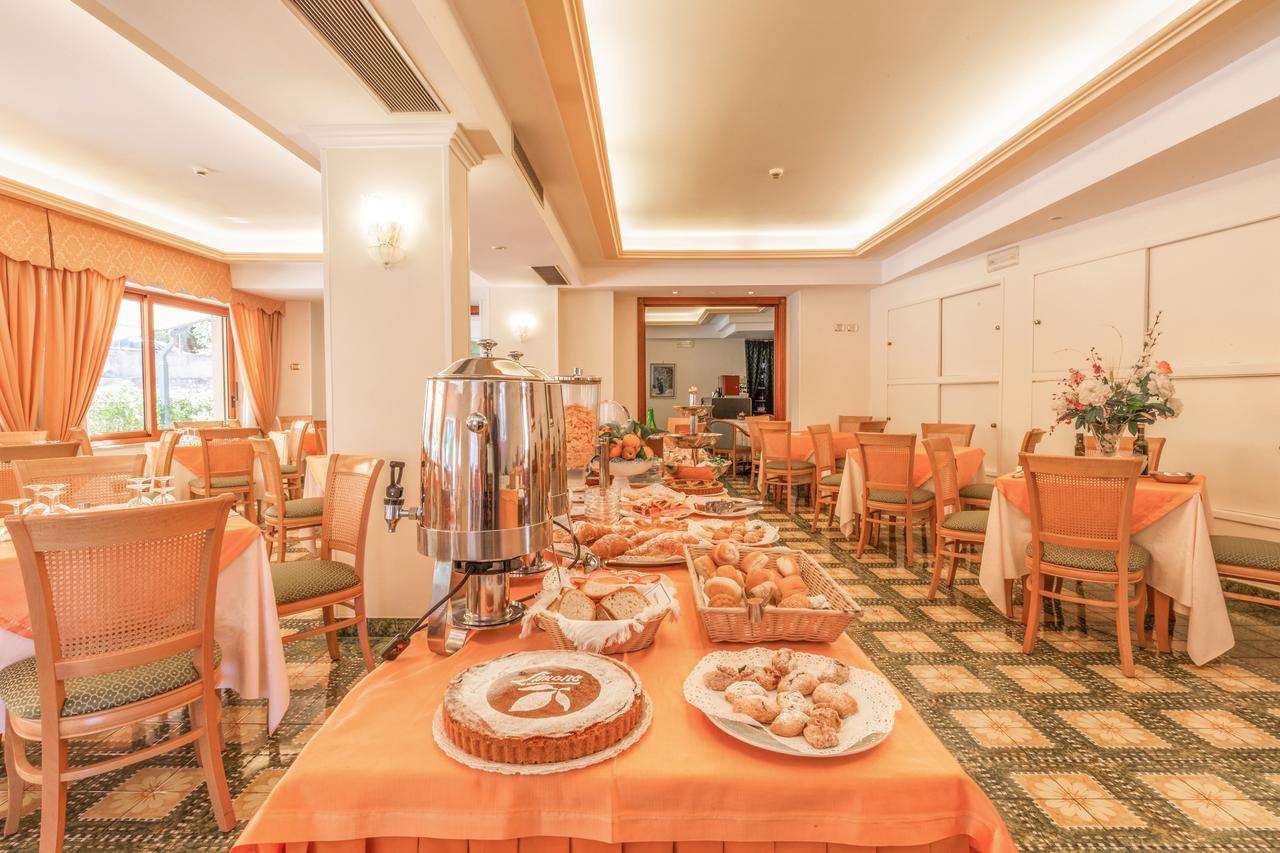 Hotel La Pergoletta SantʼAgata sui Due Golfi Dış mekan fotoğraf