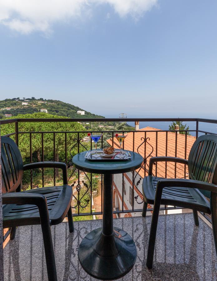 Hotel La Pergoletta SantʼAgata sui Due Golfi Dış mekan fotoğraf