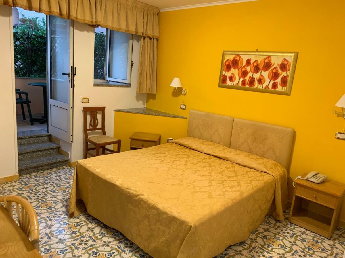 Hotel La Pergoletta SantʼAgata sui Due Golfi Dış mekan fotoğraf